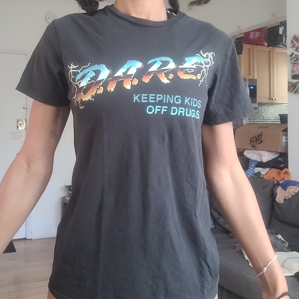 DARE To Keep Kids Off Drugs Tee Shirt Size Small - Picture 3 of 3